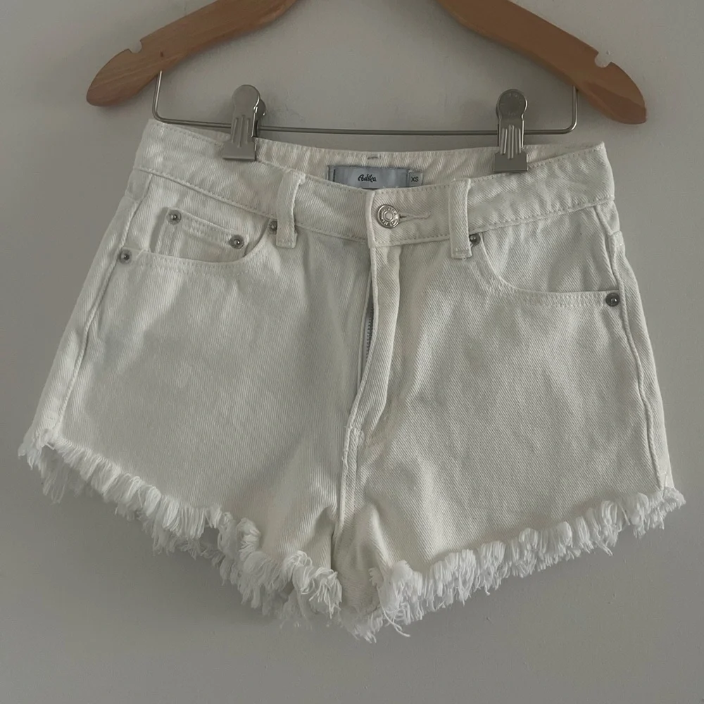 Adika Off White Ivory Denim Shorts Sun & Moon 🌙 🌞 Sz XS 00/0 #boho #daisydukes - Picture 2 of 3